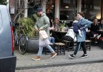 Amsterdam 19 maart 2017
Oscar Aerts met zijn vriendin en hun baby in amsterdam.