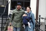 Amsterdam 19 maart 2017
Oscar Aerts met zijn vriendin en hun baby in amsterdam.