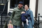Amsterdam 19 maart 2017
Oscar Aerts met zijn vriendin en hun baby in amsterdam.