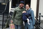 Amsterdam 19 maart 2017
Oscar Aerts met zijn vriendin en hun baby in amsterdam.