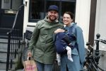 Amsterdam 19 maart 2017
Oscar Aerts met zijn vriendin en hun baby in amsterdam.