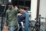 Amsterdam 19 maart 2017
Oscar Aerts met zijn vriendin en hun baby in amsterdam.