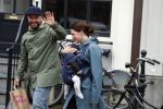 Amsterdam 19 maart 2017
Oscar Aerts met zijn vriendin en hun baby in amsterdam.