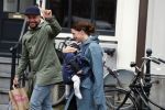 Amsterdam 19 maart 2017
Oscar Aerts met zijn vriendin en hun baby in amsterdam.
