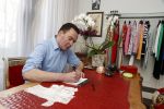 Amsterdam 10 maart 2017 
Paul Schulten tekent / ontwerpt jurk voor Roxeanne Hazes