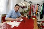 Amsterdam 10 maart 2017 
Paul Schulten tekent / ontwerpt jurk voor Roxeanne Hazes