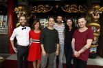 Amsterdam 30 maart 2017
Presentatie Peking express in drijvend chinees restaurant met Rik v d Westelaken als presentator.
 (VLNR) August, Awatef, Rik van de Westelaken, Hicham, Siham en Frank