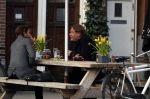 Amsterdam 23 maart 2017 
Nada v Nie met dochter op terras.Robert Jensen met een vriend op terras