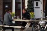Amsterdam 23 maart 2017 
Nada v Nie met dochter op terras.Robert Jensen met een vriend op terras