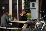 Amsterdam 23 maart 2017 
Nada v Nie met dochter op terras.Robert Jensen met een vriend op terras