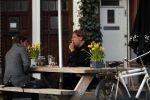 Amsterdam 23 maart 2017 
Nada v Nie met dochter op terras.Robert Jensen met een vriend op terras