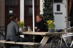 Amsterdam 23 maart 2017 
Nada v Nie met dochter op terras.Robert Jensen met een vriend op terras