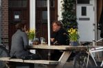 Amsterdam 23 maart 2017 
Nada v Nie met dochter op terras.Robert Jensen met een vriend op terras