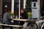 Amsterdam 23 maart 2017 
Nada v Nie met dochter op terras.Robert Jensen met een vriend op terras