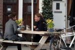Amsterdam 23 maart 2017 
Nada v Nie met dochter op terras.Robert Jensen met een vriend op terras