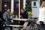 Amsterdam 23 maart 2017 
Nada v Nie met dochter op terras.Robert Jensen met een vriend op terras