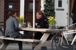 Amsterdam 23 maart 2017 
Nada v Nie met dochter op terras.Robert Jensen met een vriend op terras