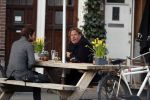 Amsterdam 23 maart 2017 
Nada v Nie met dochter op terras.Robert Jensen met een vriend op terras