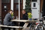 Amsterdam 23 maart 2017 
Nada v Nie met dochter op terras.Robert Jensen met een vriend op terras