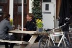 Amsterdam 23 maart 2017 
Nada v Nie met dochter op terras.Robert Jensen met een vriend op terras
