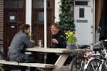 Amsterdam 23 maart 2017 
Nada v Nie met dochter op terras.Robert Jensen met een vriend op terras