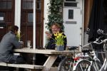 Amsterdam 23 maart 2017 
Nada v Nie met dochter op terras.Robert Jensen met een vriend op terras