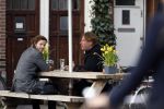 Amsterdam 23 maart 2017 
Nada v Nie met dochter op terras.Robert Jensen met een vriend op terras