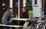 Amsterdam 23 maart 2017 
Nada v Nie met dochter op terras.Robert Jensen met een vriend op terras