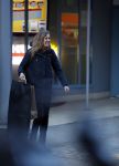 Amsterdam 13 maart 2017  
Sophie Hilbrand met kledingzak op weg naar Tuschinski