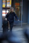 Amsterdam 13 maart 2017  
Sophie Hilbrand met kledingzak op weg naar Tuschinski
