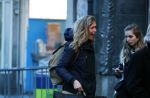 Amsterdam 13 maart 2017  
Sophie Hilbrand met kledingzak op weg naar Tuschinski
