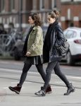 Amsterdam 13 maart 2017  
Frank Rijkaard met zijn vrouw Stephanie en een vriendin op straat in amsterdam zuid