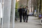 Amsterdam 13 maart 2017  
Frank Rijkaard met zijn vrouw Stephanie en een vriendin op straat in amsterdam zuid