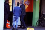 Hilversum 6 maart 2017
Sybrand Niessen rookt sigaret bij studio omroep Max