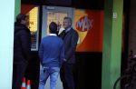 Hilversum 6 maart 2017
Sybrand Niessen rookt sigaret bij studio omroep Max