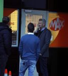 Hilversum 6 maart 2017
Sybrand Niessen rookt sigaret bij studio omroep Max