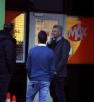 Hilversum 6 maart 2017
Sybrand Niessen rookt sigaret bij studio omroep Max