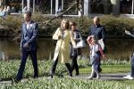 Lisse Keukenhof 28 maart 2017
Wendy v Dijk doopt haar tulp. Dochter Lizzy Broer Mike en haar moeder zijn erbij.