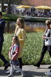Lisse Keukenhof 28 maart 2017
Wendy v Dijk doopt haar tulp. Dochter Lizzy Broer Mike en haar moeder zijn erbij.