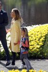 Lisse Keukenhof 28 maart 2017
Wendy v Dijk doopt haar tulp. Dochter Lizzy Broer Mike en haar moeder zijn erbij.