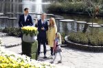 Lisse Keukenhof 28 maart 2017
Wendy v Dijk doopt haar tulp. Dochter Lizzy Broer Mike en haar moeder zijn erbij.