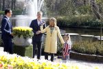 Lisse Keukenhof 28 maart 2017
Wendy v Dijk doopt haar tulp. Dochter Lizzy Broer Mike en haar moeder zijn erbij.