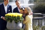 Lisse Keukenhof 28 maart 2017
Wendy v Dijk doopt haar tulp. Dochter Lizzy Broer Mike en haar moeder zijn erbij.