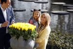 Lisse Keukenhof 28 maart 2017
Wendy v Dijk doopt haar tulp. Dochter Lizzy Broer Mike en haar moeder zijn erbij.
