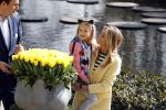 Lisse Keukenhof 28 maart 2017
Wendy v Dijk doopt haar tulp. Dochter Lizzy Broer Mike en haar moeder zijn erbij.