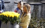 Lisse Keukenhof 28 maart 2017
Wendy v Dijk doopt haar tulp. Dochter Lizzy Broer Mike en haar moeder zijn erbij.