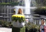 Lisse Keukenhof 28 maart 2017
Wendy v Dijk doopt haar tulp. Dochter Lizzy Broer Mike en haar moeder zijn erbij.