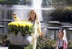 Lisse Keukenhof 28 maart 2017
Wendy v Dijk doopt haar tulp. Dochter Lizzy Broer Mike en haar moeder zijn erbij.