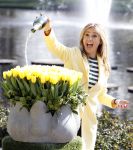 Lisse Keukenhof 28 maart 2017
Wendy v Dijk doopt haar tulp. Dochter Lizzy Broer Mike en haar moeder zijn erbij.