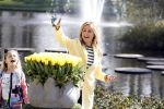 Lisse Keukenhof 28 maart 2017
Wendy v Dijk doopt haar tulp. Dochter Lizzy Broer Mike en haar moeder zijn erbij.